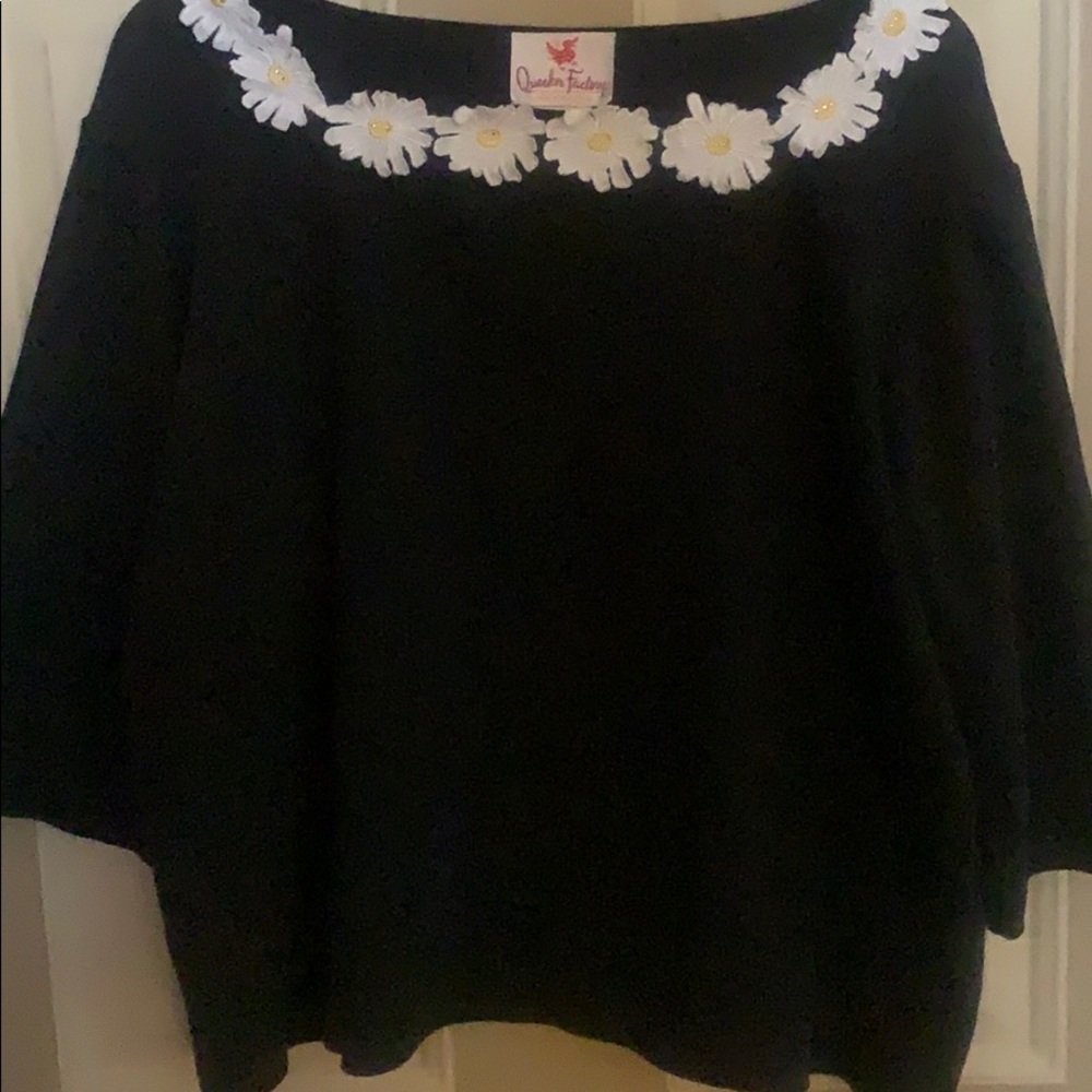 QF black Tee 3/4 sleeves adorned w/ daisies 1X